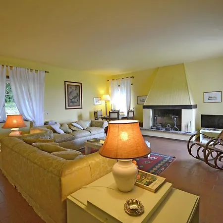בית נופש Luxurious Holiday In With Garden & Bbq קורטונה